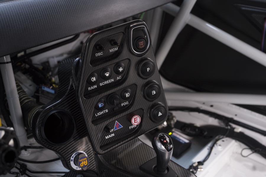 Детали интерьера BMW M4 GT4 (F82) 2017 года  (фото 8 из 46)